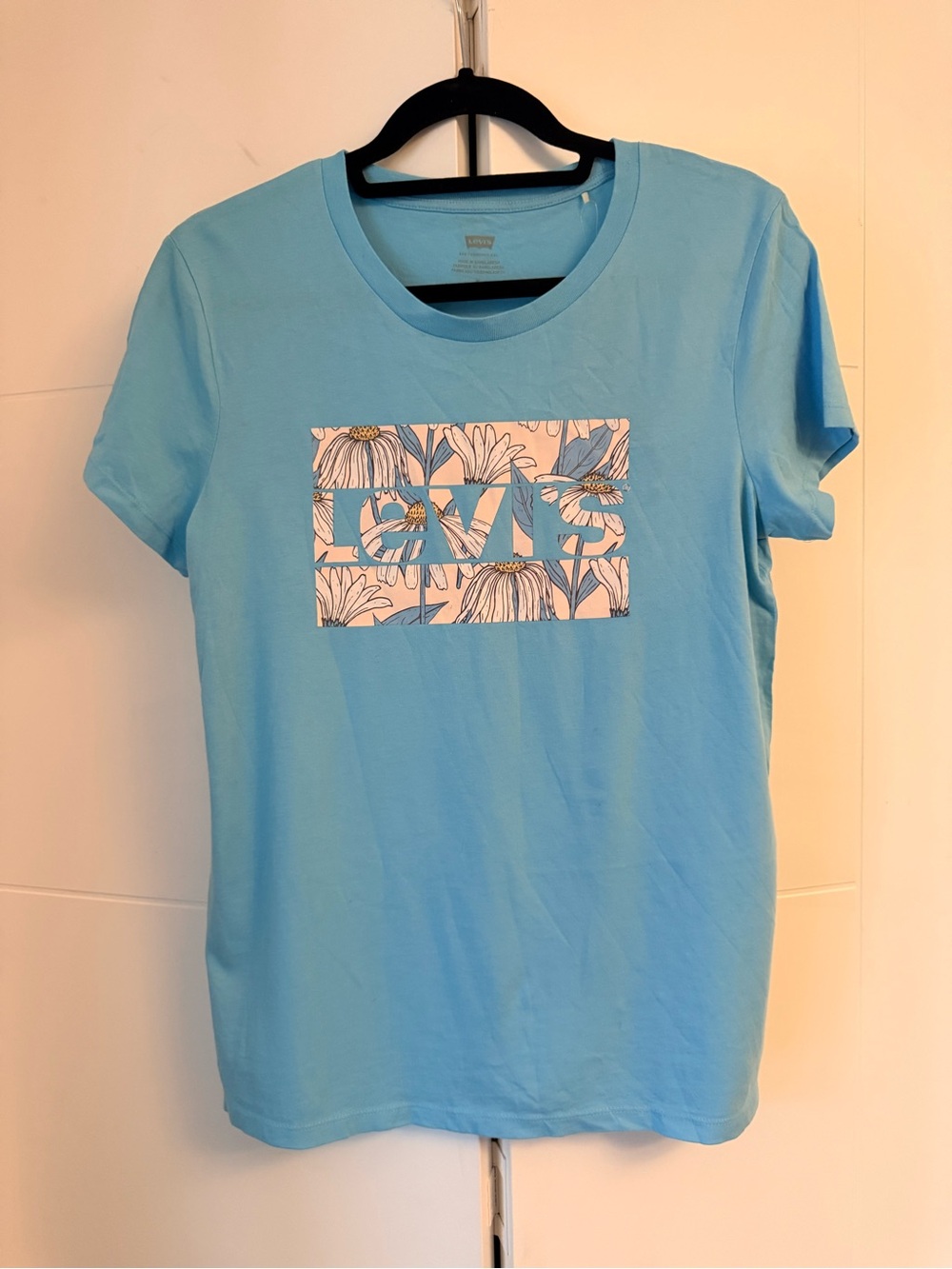 NWT Levi’s Tee 100% cotton